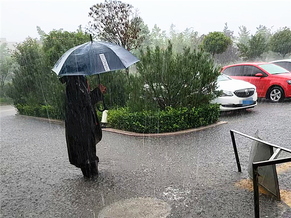 為防止出現(xiàn)事故，指揮過往車輛避讓下水口井蓋
