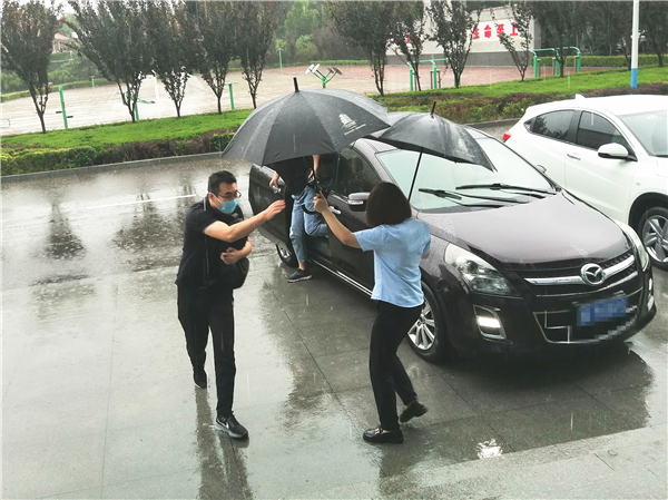 應(yīng)急保障中心項(xiàng)目8月9日客服部雨中迎接業(yè)主